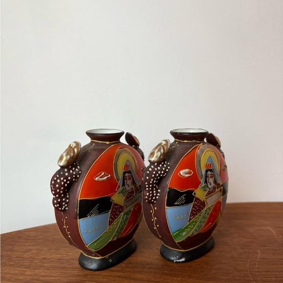 Colorful Decorative Vases with Artistic Design - Picture 14 of 15